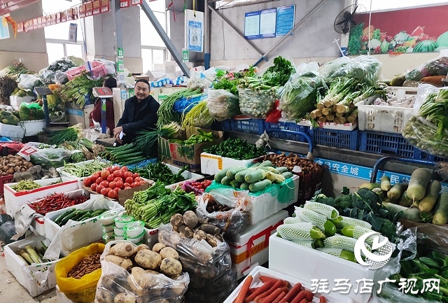新春走基层丨 驻马店：春节将至 年货市场年味足