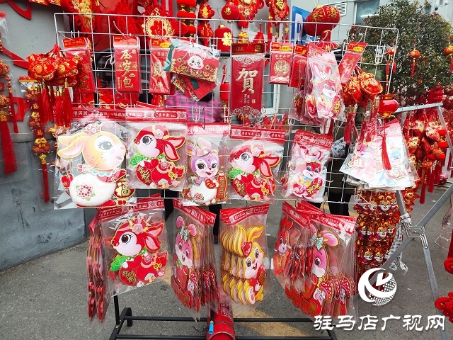 新春走基层丨 驻马店：春节临近 春联挂饰等热销