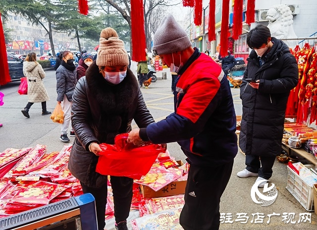 新春走基层丨 驻马店：春节临近 春联挂饰等热销