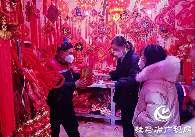 新春走基层丨 驻马店：春节临近 春联挂饰等热销