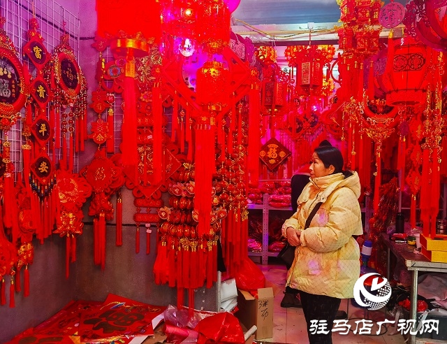 新春走基层丨 驻马店：春节临近 春联挂饰等热销