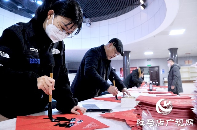 践行二十大 奋进新征程 驻马店市文化馆举行义写春联活动
