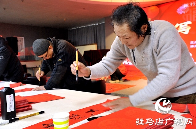 践行二十大 奋进新征程 驻马店市文化馆举行义写春联活动