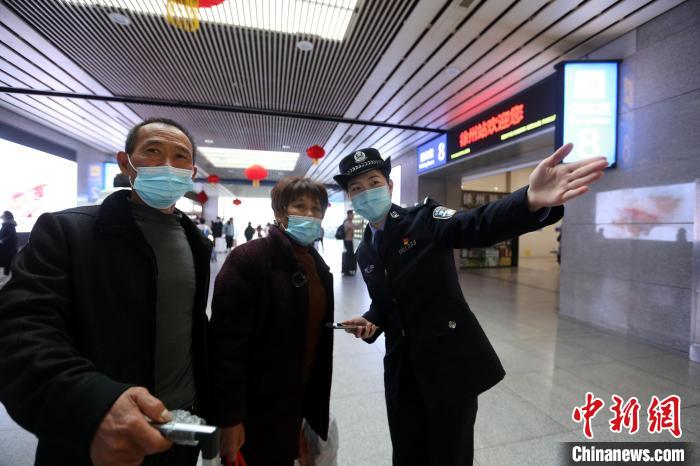 为旅客排忧解难，铁路公安护航旅客春运顺心出行