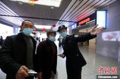 为旅客排忧解难，铁路公安护航旅客春运顺心出行