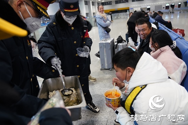 新春走基层｜候车厅里的“年夜饭”