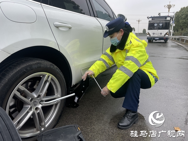 驻马店：收费员秒变“修车员” 温情守护春运路