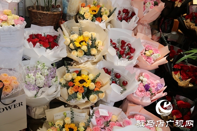 情人节奇异花束造型成新宠 各大商超“爱情消费”升温中