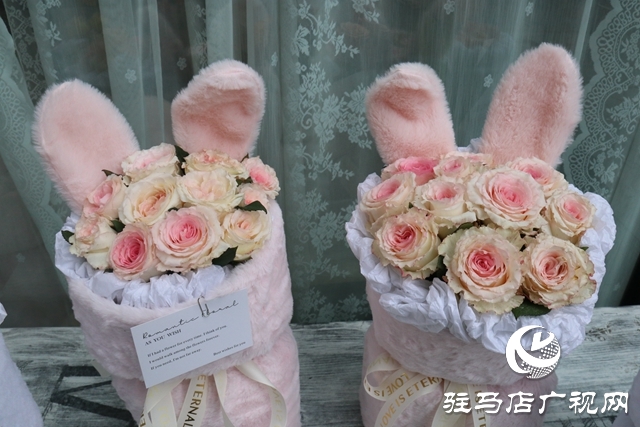 情人节奇异花束造型成新宠 各大商超“爱情消费”升温中