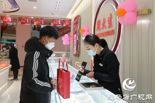 情人节奇异花束造型成新宠 各大商超“爱情消费”升温中