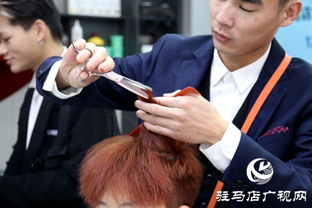二月二“龙抬头”理发店顾客盈门