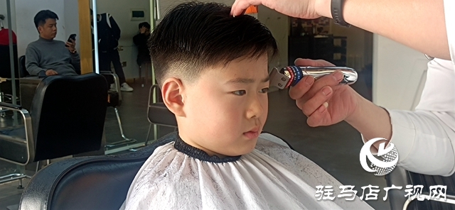 二月二“龙抬头”理发店顾客盈门