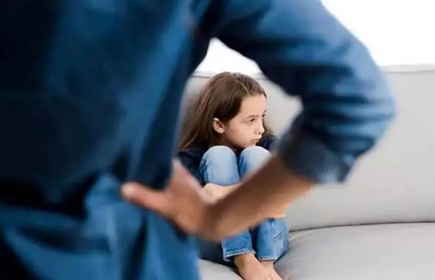 跟着撒泼的孩子一起哭？“反向式育儿”管用吗