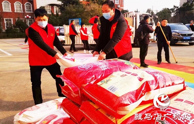 驻马店：爱心沐浴福利院 雷锋精神代代传