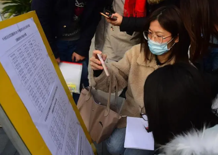 河南省1.5万人参加公开遴选公务员考试