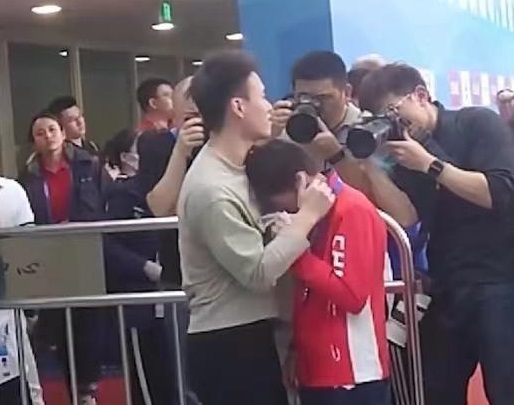 全红婵摘银落泪，她说下一场再赢回来!
