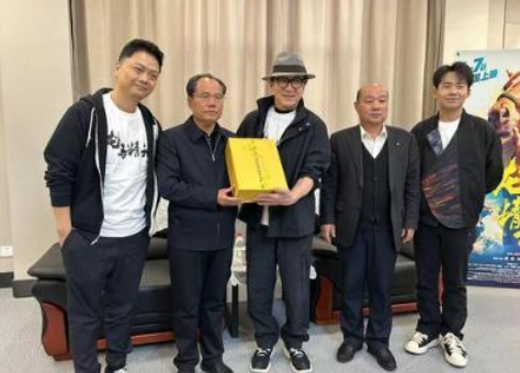成龙来了！塔沟武校两件“宝物”相赠