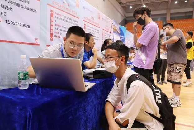 万企进校园！各地各高校线下校园招聘火热进行中