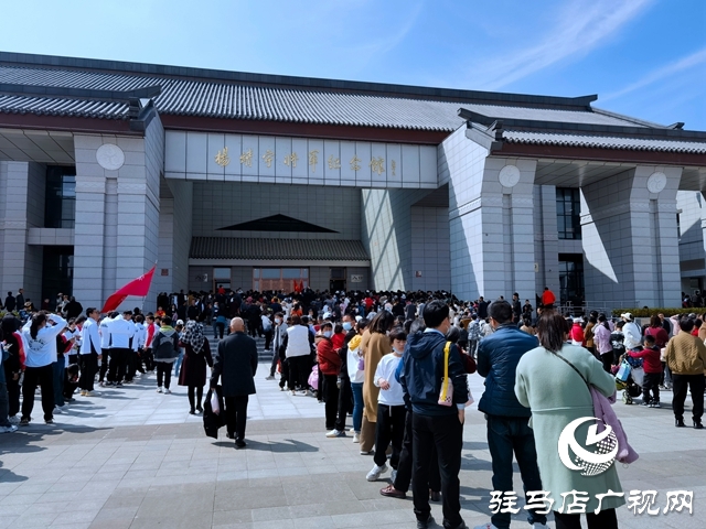 清明寄哀思 民众自发前往杨靖宇将军纪念馆内悼念