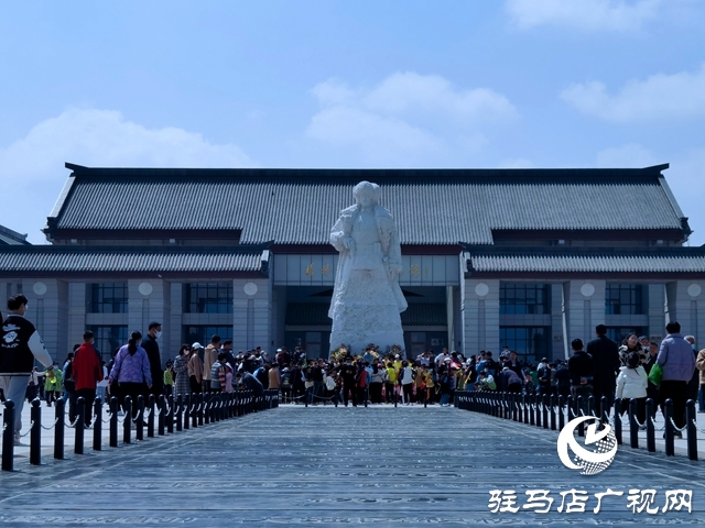 清明寄哀思 民众自发前往杨靖宇将军纪念馆内悼念