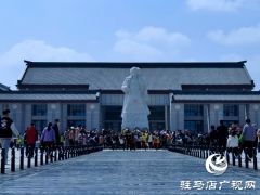 清明寄哀思 民众自发前往杨靖宇将军纪念馆内悼念