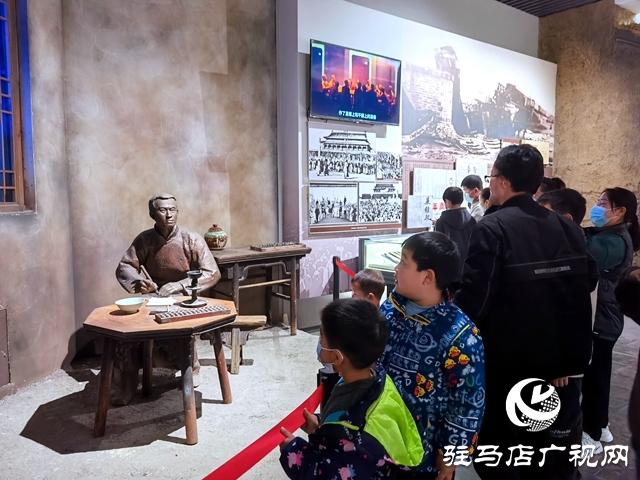 清明寄哀思 民众自发前往杨靖宇将军纪念馆内悼念