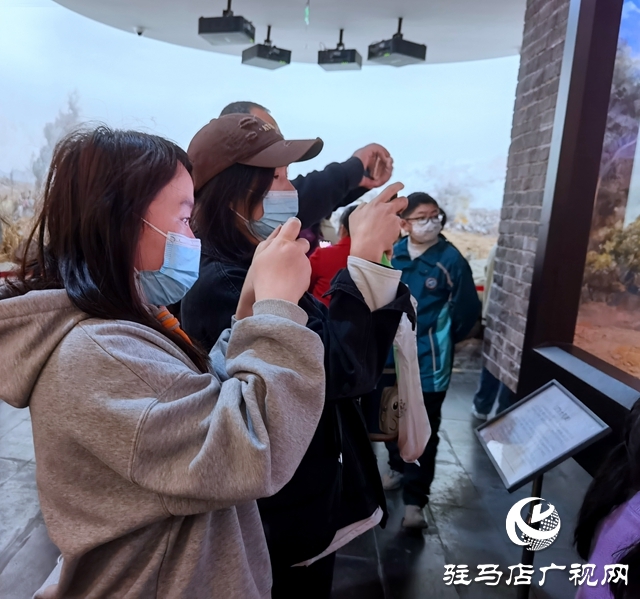 清明寄哀思 民众自发前往杨靖宇将军纪念馆内悼念