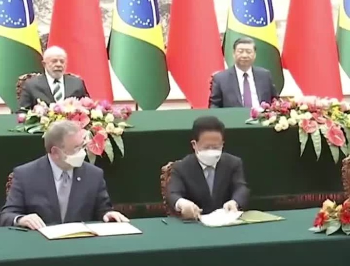 中巴两国元首共同见证签署多项双边合作文件