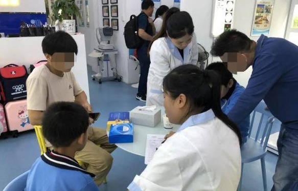 眼镜店进校测视力多人“未达标”，教育局回应