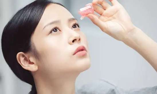 新冠新毒株或致红眼病，该囤眼药水吗?专家：大可不必