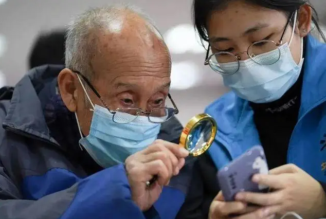智能化时代，如何让老年人出行不掉队?