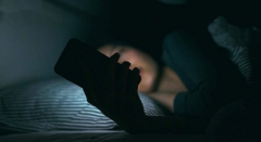 女子用手机追剧14个小时引发角膜溃疡