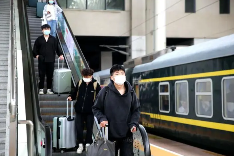 铁路五一小长假运输今日启动，预计发送旅客1.2亿人次