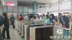 驻马店车务段：加强车站引导服务 确保旅客出行便捷