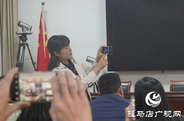 泌阳县：摄影公益课堂进机关