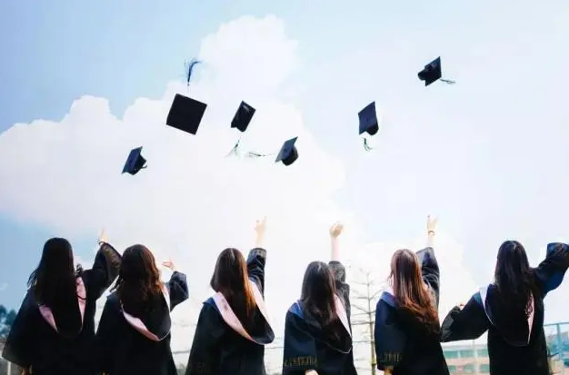 73.1%受访大学生表示身边有同学选择延期毕业