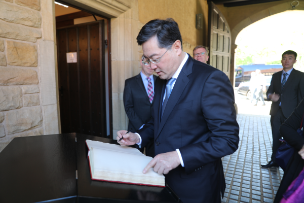 秦刚：中国人民决不答应