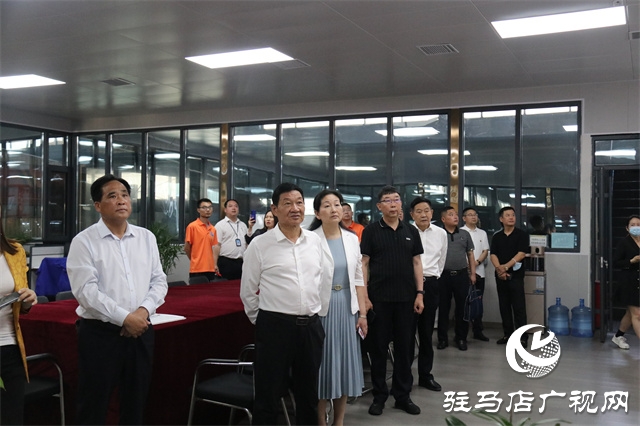 真情慰问传温暖  趣味运动递和谐