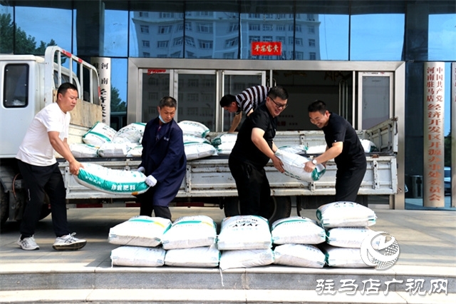 免费发放肥料种子，暖心助力乡村振兴