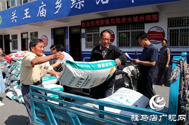 免费发放肥料种子，暖心助力乡村振兴