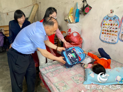 驻马店市政协党组成员张银良走访慰问困难残疾儿童