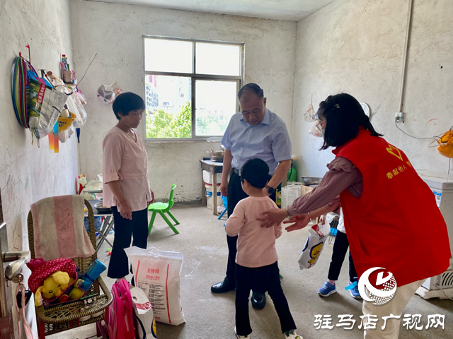 驻马店市政协党组成员张银良走访慰问困难残疾儿童