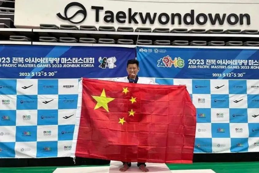 领奖展示五星红旗！他说：我怕台湾人忘了回家的路