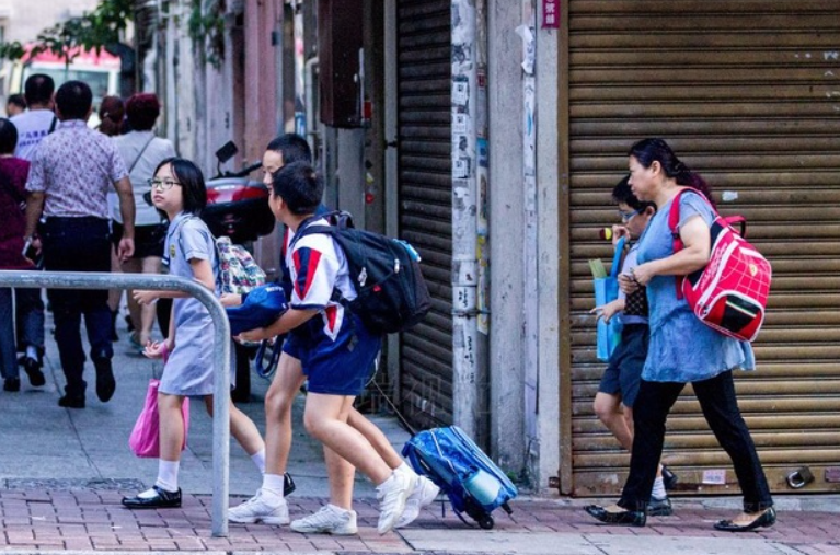 小学生“大书包”背后：普遍六七斤重 孩子弓腰走路