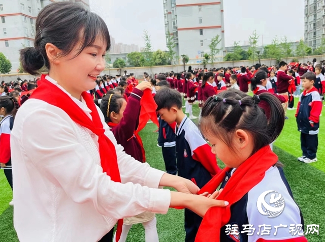 驻马店实验小学举行新队员入队仪式