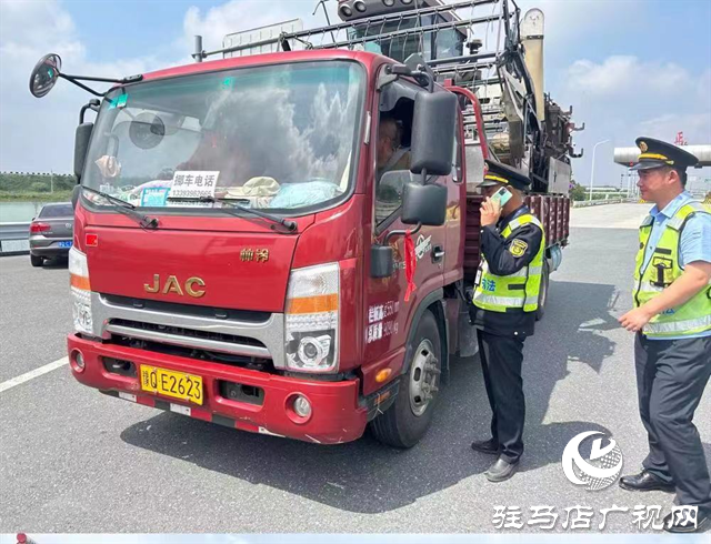 点赞！正阳交通执法人员护送迷路收割机