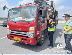 点赞！正阳交通执法人员护送迷路收割机