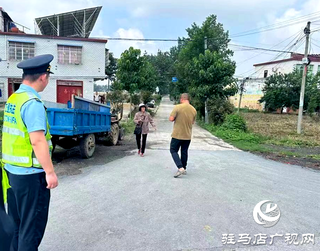 点赞！正阳交通执法人员护送迷路收割机