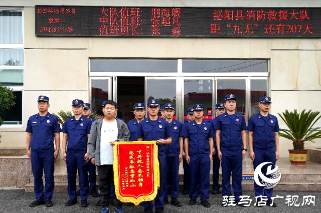 泌阳县：老人失足坠井 消防员倒挂下井营救