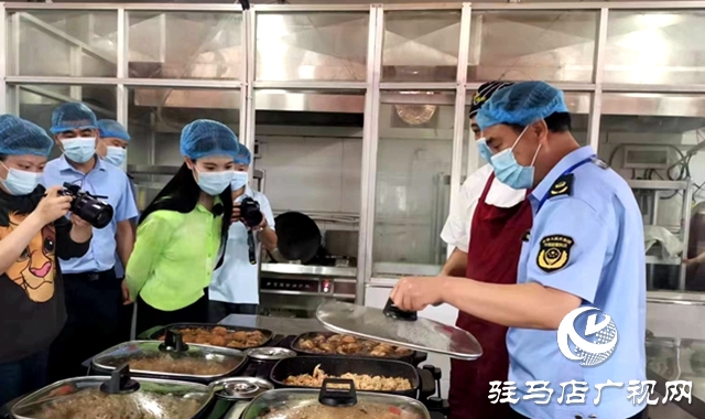 泌阳县人大代表走进学校食堂后厨 护航学子餐饮安全